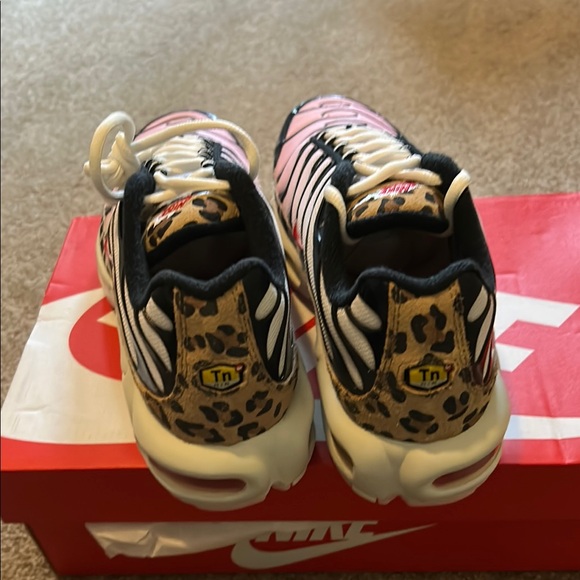 NIB RARE Nike Air Max Plus Sneakers White and Black with Leopard size 9.5 - Picture 4 of 9